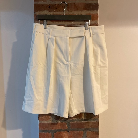WHITE Bermuda shorts - Picture 1 of 2